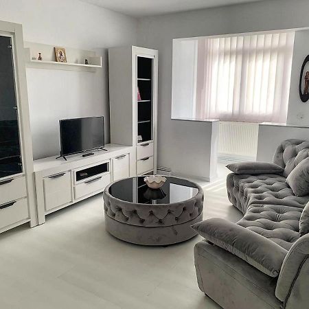 White & Elegant Luxury Apartament Apartment Craiova Exterior foto