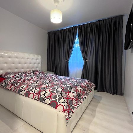 White & Elegant Luxury Apartament Apartment Craiova Exterior foto