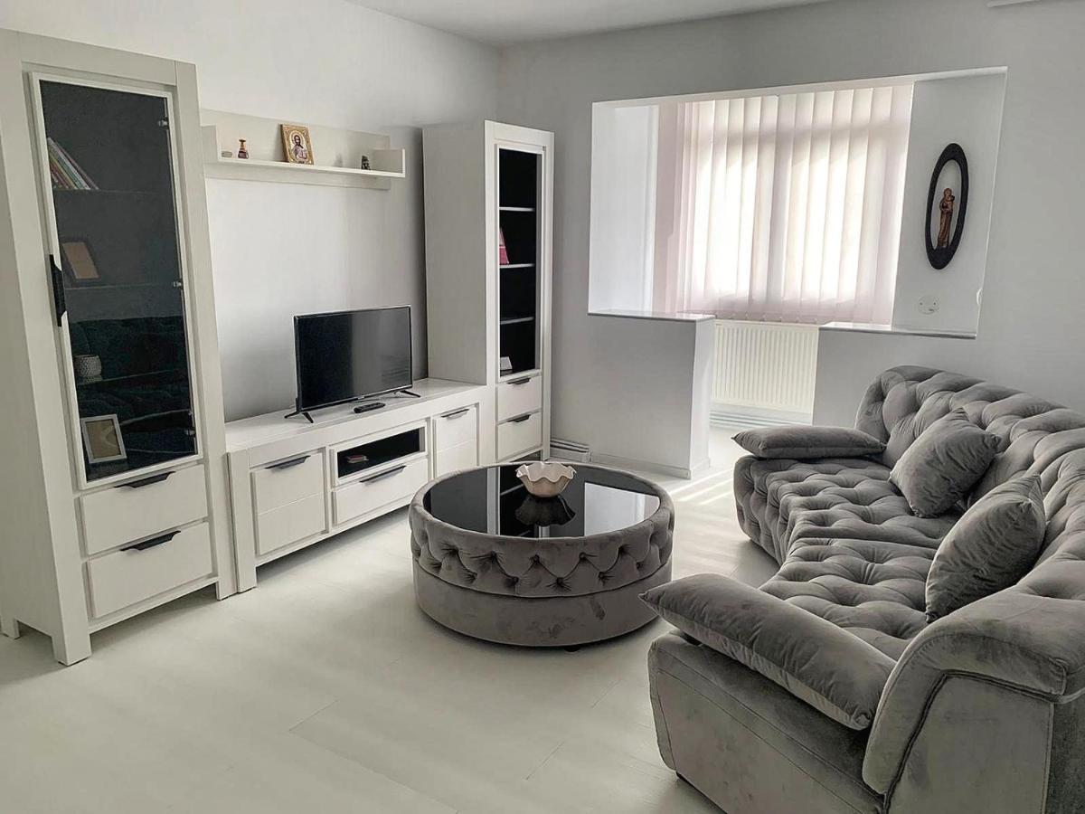White & Elegant Luxury Apartament Apartment Craiova Exterior foto