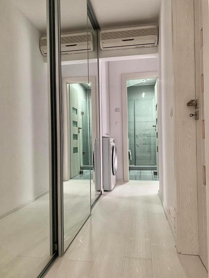 White & Elegant Luxury Apartament Apartment Craiova Exterior foto