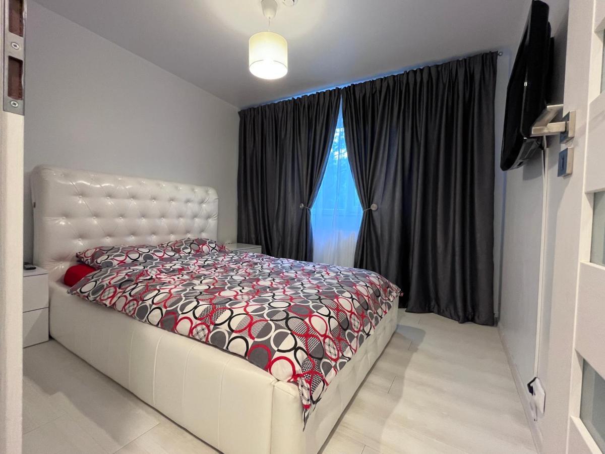 White & Elegant Luxury Apartament Apartment Craiova Exterior foto