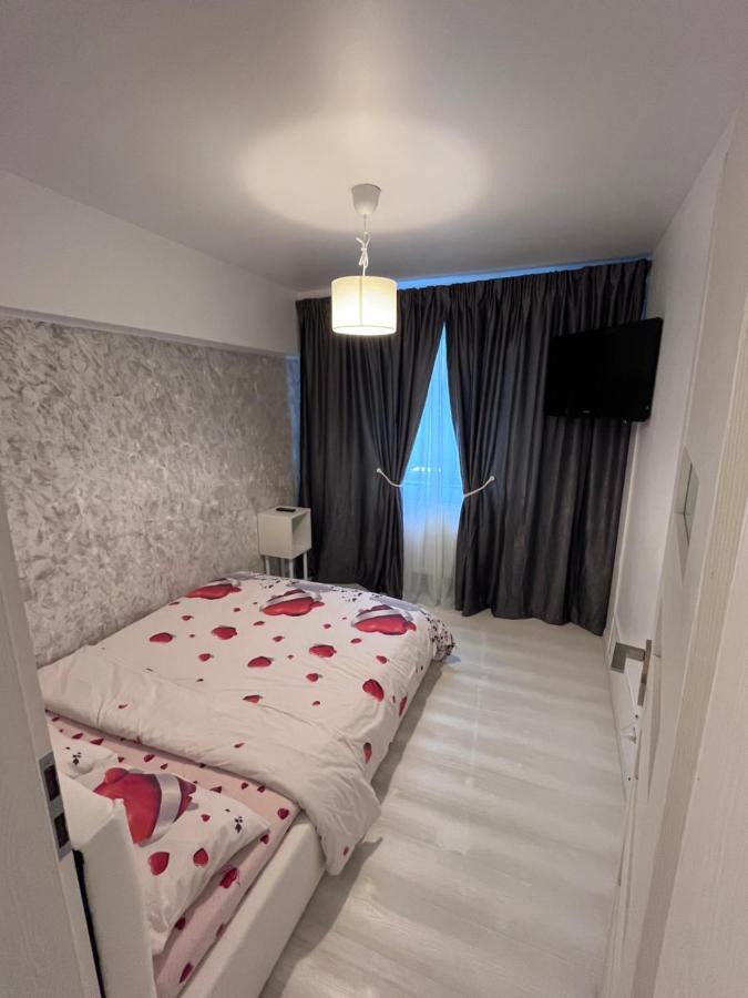 White & Elegant Luxury Apartament Apartment Craiova Exterior foto